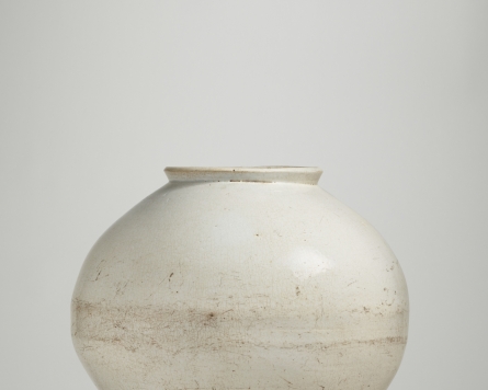 Joseon moon jar fetches record price at Christie's