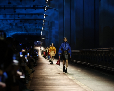 [Photo News] Louis Vuitton turns Jamsu Bridge into runway