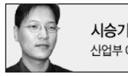 <이충희 기자의 시승기>디자인상 휩쓴 유려한 외관…‘ℓ당 16.2㎞’연비 동급 최강