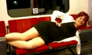 ‘지하철 만취녀’ 초미니 입고 의자에 벌러덩