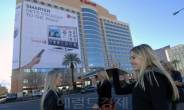 <포토뉴스>LG전자, CES 행사장 외벽 ‘스마트TV’ 래핑광고