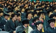 <포토뉴스> 졸업시즌...후배들의 축하공연