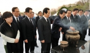 이 대통령 4.19 묘지 참배...김 총리 “혁명정신으로 일류국가 도약”