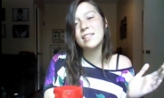 <동영상>플라스틱 컵 반주에 맞춰 노래를...17세 소녀가수 
