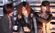 <포토뉴스> 쌀쌀한 새벽바람에 더욱 돋보이는 티아라 멤버들의 우정