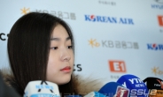 <포토뉴스> 김연아 ‘마이크가 너무 많네’