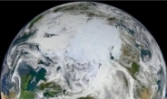처음 보는 지구의 정수리 ″하얀 얼음과 구름?