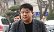 <포토뉴스>굳은 표정으로 검찰 출두하는 강동희 감독