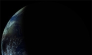 우주에서 본 일식 장면, 지구 덮은 달 그림자…“SF영화 한 장면”