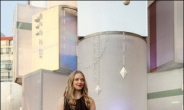 아만다 사이프리드 갤러리아백화점 크리마스트리 앞서 ‘찰칵’