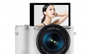 <베스트브랜드>삼성 미러리스  카메라 ‘NX300M’, 180도 회전하는 셀카형 기능으로 여심(女心) 사로잡다