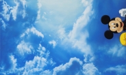 꿈과 현실의 모호한 경계…파란 하늘에 미키마우스가 떴다