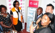 LG전자의 색다른 기부..케냐에 태양광 냉장고 선물