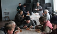 배고파 눈감는 우크라 동부 노인들 ‘아사 위기’