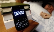침대에서 태블릿, 스마트폰 쓰는 아동, 21분 덜 잔다