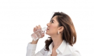 “‘식사 후 물 마시면 건강에 해롭다’는 잘못 알려진 의학상식”