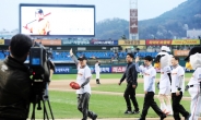 야구장에 선 ‘국수’ 조훈현… 한화 홈경기 시구