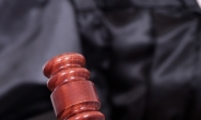 '명동 사채왕' 뇌물 받은 前판사, 징역4년 실형