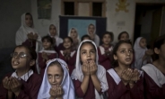 파키스탄 선생들이 교실 안에 총 둔 이유는?