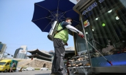 [포토뉴스] 너무 더워…‘우산 쓴’ 메르스 방역기동반
