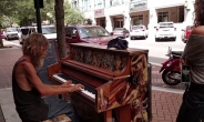 美 플로리다州의 노숙자 피아니스트, 유투브 스타로