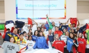 <포토뉴스>“서로를 빛나게” 삼성전자, 광주 U 대회서 유니폼 교환 행사