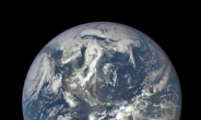 NASA 새 지구 위성사진 공개…완벽하게 둥글고 푸른 지구 “아름다워”