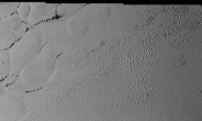 [Space] “미생물 모양 닮은 구덩이”…명왕성 사진 추가 공개