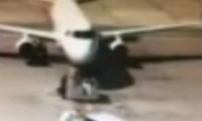[영상] 놓친 비행기에 잡으려고…활주로 질주한 남성 '황당'