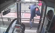 [영상] 망설임 없이 돌진…여성 목숨구한 中 ‘영웅 버스기사’