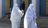 <나라밖> 테러범 얼굴도 가린다...세네갈 “여성 부르카 착용 금지도 고려”