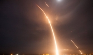스페이스X 재사용 로켓 발사 성공…머스크 vs 베조스 우주경쟁 가열