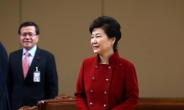 [헤럴드포토] 표정은 웃고 있지만, 발언은 단호했던 박 대통령