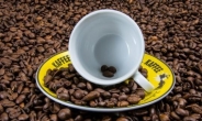 “하루 커피 두잔, 과음 ‘간 손상’ 절반으로 낮춘다”