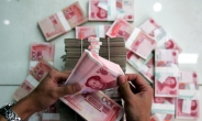 빚더미에 깔린 중국… “성장률 짓누를 것”
