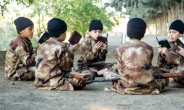 ‘장난감 총, 참수영상…폭력에 둔감’  IS의 어린이 조직원 훈련법