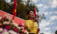 수치ㆍ군부ㆍ실권없는 대통령의 이상한 동거…미얀마 문민정부 새 시험대에
