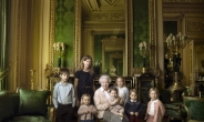 영국 여왕, 증손주ㆍ손주들과 찍은 사진 공개
