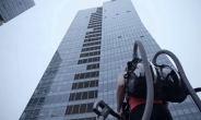 무선청소기, 33층 빌딩 등반하다