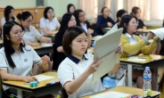 [포토뉴스] ‘어디 보자’ 수능 모의평가 시험지 받아든 수험생