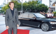 한국서 BMW ‘뉴 7시리즈’ 타는 ‘맥아더 장군’ 리암 니슨