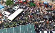 성난 성주군민들, 황교안 총리 일행 탄 미니버스와 3시간째 ‘대치 중’