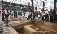 [포토뉴스]암사동 유적 발굴 현장 살펴 보는 시민들