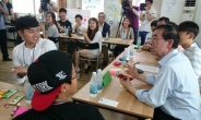 [포토뉴스] 박원순 시장, 해방촌 ‘현장 시장실’…학생들과 이야기꽃