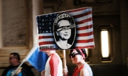 민주당, 샌더스 훼방 이메일 파문…힐러리 캠프 “러시아 해커 소행”…엇갈린 샌더스 지지자들