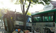 ‘음주’ 18t트럭, 버스 추돌 후 출근길 정류장 덮쳐 11명 부상