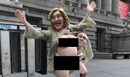 [수난의 美대선 후보]뉴욕에 등장한 힐러리 나체상…월스트리트 비호 조롱