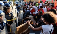 필리핀 경찰, 반미 시위대를 향해 차량으로 돌진