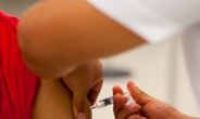 “아이 독감 백신 올해 말까지 접종하세요”
