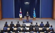 전혀 달라지지 않은 청와대…13일 첫 공식반응 “대통령, 국정 정상화 고심”